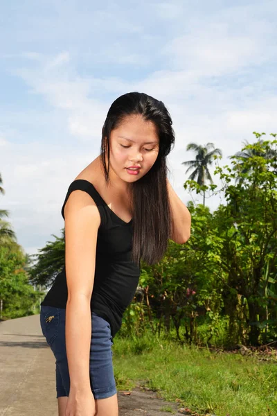Eine Junge Schöne Frau Kehrte Sich Selbst Den Rücken Überprüfen — Stockfoto