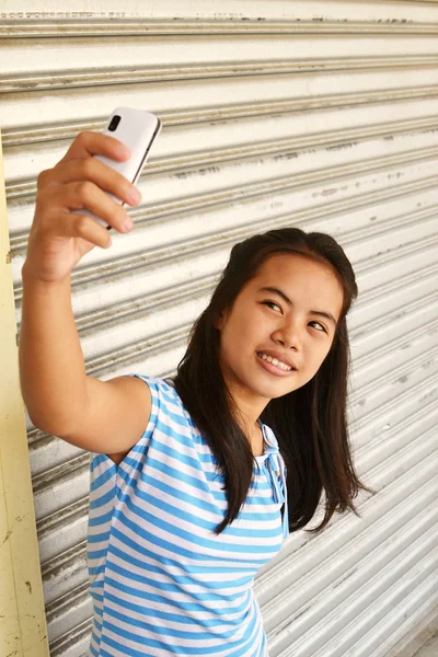 Adolescente prendendo selfie — Foto Stock