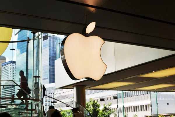 Logo de Apple en la sala de exposición Fotos De Stock Sin Royalties Gratis