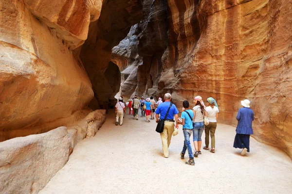 Turistas en el Siq — Foto de Stock