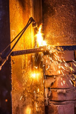 Çelik kurulu metal meşale kullanarak kesme alt