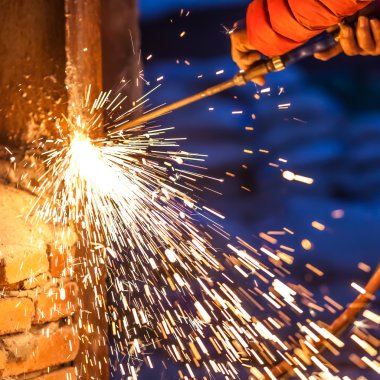 Çelik kurulu metal meşale kullanarak kesme alt