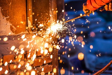 Çelik kurulu metal meşale kullanarak kesme alt