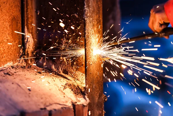 Tablero de acero del corte del trabajador usando la antorcha del metal —  Fotos de Stock