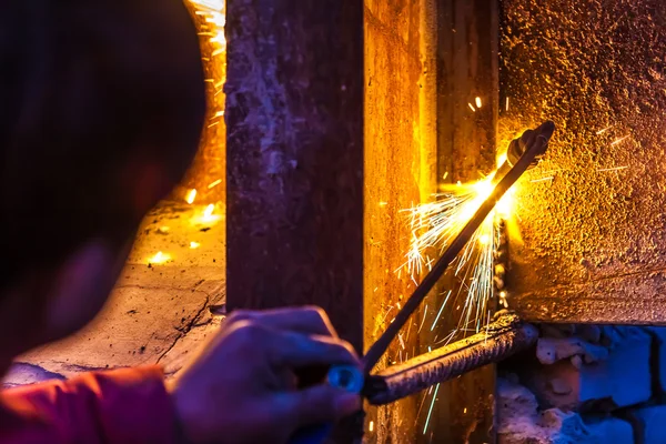 Tablero de acero del corte del trabajador usando la antorcha del metal —  Fotos de Stock