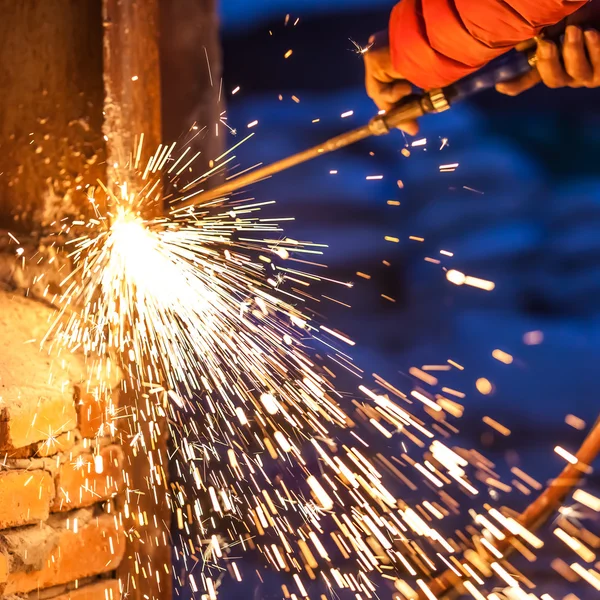 Travailleur planche d'acier de coupe en utilisant la torche métallique — Photo