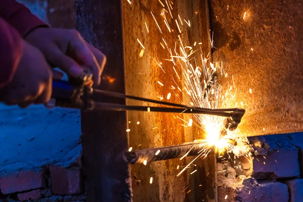 Dělník, řezání ocelové desce pomocí kovových pochodeň — Stock fotografie