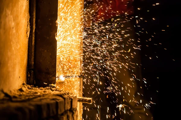 Arbetaren skärning stål styrelsen med metall fackla — Stockfoto