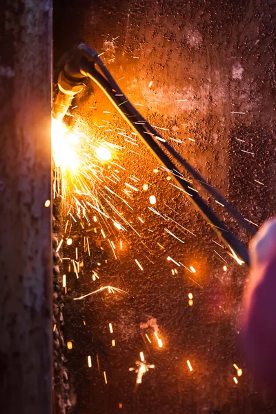 Arbeiter schneidet Stahlplatten mit Metallbrenner — Stockfoto