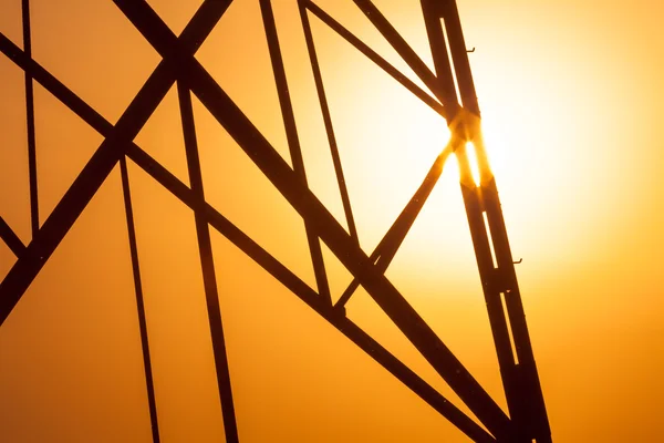 Alta tensão post.High-voltage torre céu fundo. — Fotografia de Stock