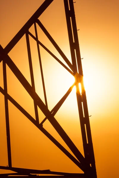 Hoogspanningspost.High-voltage toren hemel achtergrond. — Stockfoto