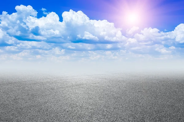 Nuova strada asfaltata e cielo — Foto Stock