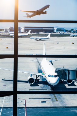 Havaalanı windows ve gün batımında uçak