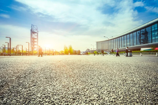 Lege vloer en modern gebouw — Stockfoto