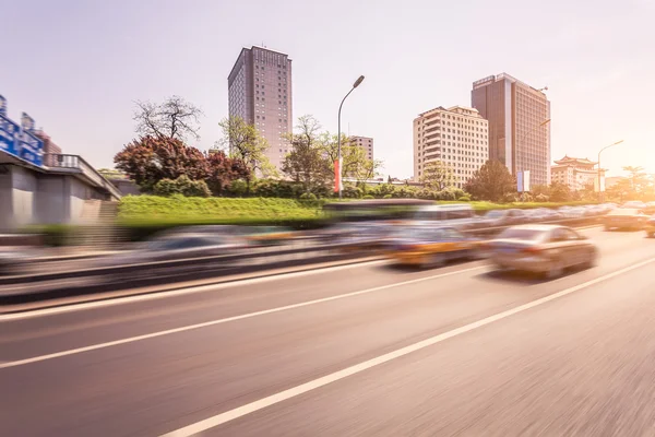 Autó vezetési út a naplemente, motion blur — Stock Fotó