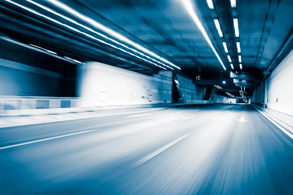 Blå färg tunnel bil körande rörelseoskärpa — Stockfoto