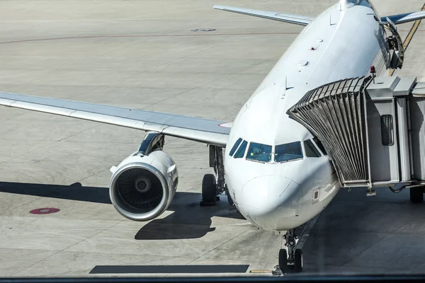 Avião das companhias aéreas se prepara para passageiros a bordo — Fotografia de Stock