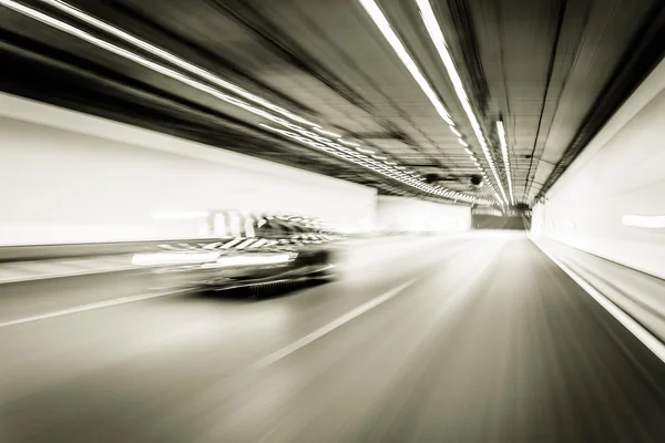 Mouvement abstrait de la vitesse dans le tunnel routier de l'autoroute, remorquage de mouvement flou — Photo