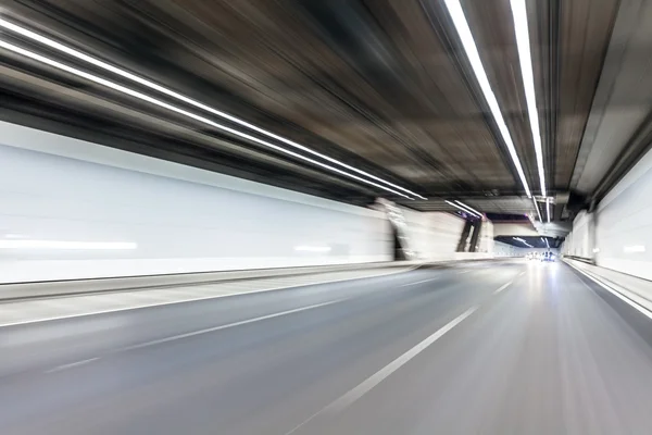 Реферат скорости движения в автодорожном тоннеле, размытый буксир движения — стоковое фото
