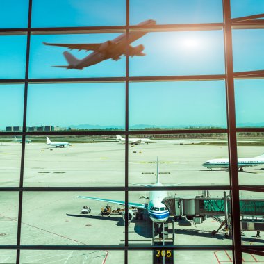 Havaalanı windows ve gün batımında uçak