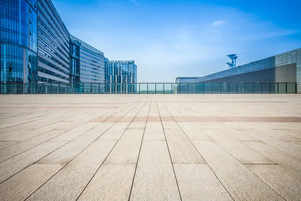 Lege vloer en modern gebouw — Stockfoto