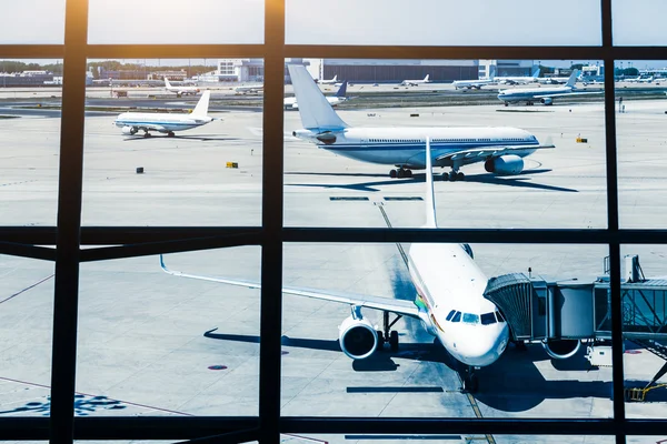 Samolot linii lotniczych przygotowuje dla pasażerów na pokładzie — Zdjęcie stockowe