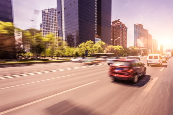 Conducción de coches en la carretera al atardecer, desenfoque de movimiento —  Fotos de Stock