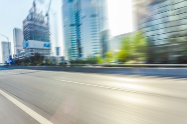 Araba yol üzerinde hareket bulanıklığı