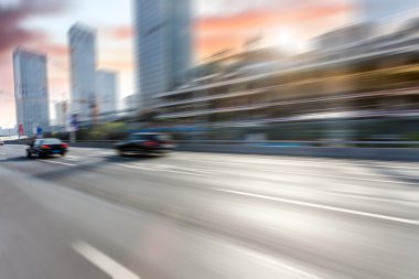 Araba yol üzerinde hareket bulanıklığı