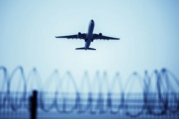 Vliegtuig verlaten van de luchthaven. — Stockfoto