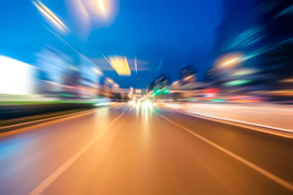 Luces borrosas, foto de larga exposición del tráfico — Foto de Stock