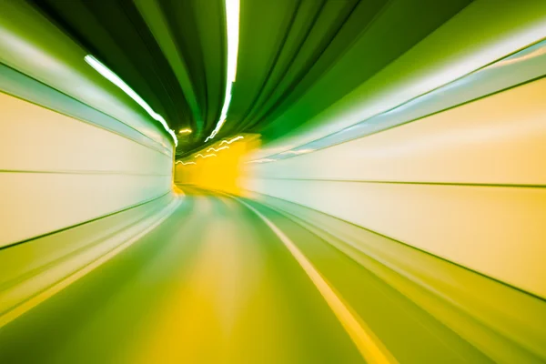 Abstraktní rychlost pohybu v silničního tunelu, rozmazaný pohyb závěsu — Stock fotografie