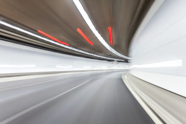Mouvement abstrait de la vitesse dans le tunnel routier de l'autoroute, remorquage de mouvement flou — Photo