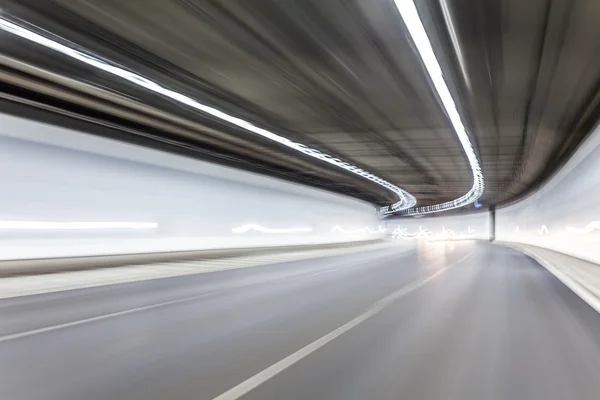 Mouvement abstrait de la vitesse dans le tunnel routier de l'autoroute, remorquage de mouvement flou — Photo