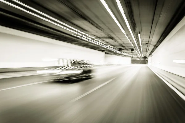 Streszczenie prędkości ruchu w tunel drogowy autostrady, zaburzenia ruchu tow — Zdjęcie stockowe