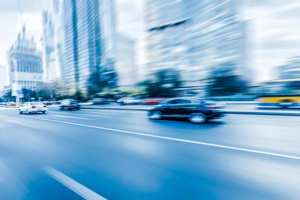Mașină de conducere pe șosea, blur mișcare — Fotografie, imagine de stoc