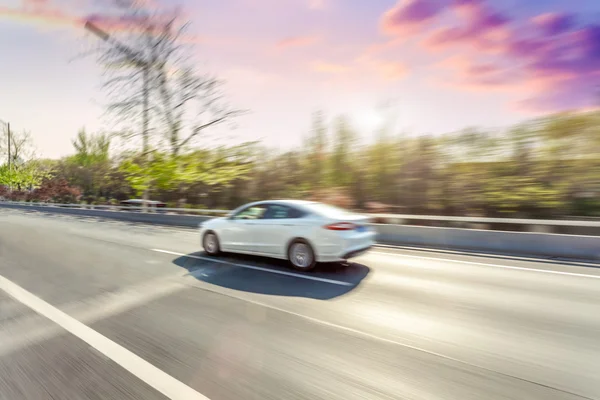 Conducción de coches en carretera, desenfoque de movimiento — Foto de Stock