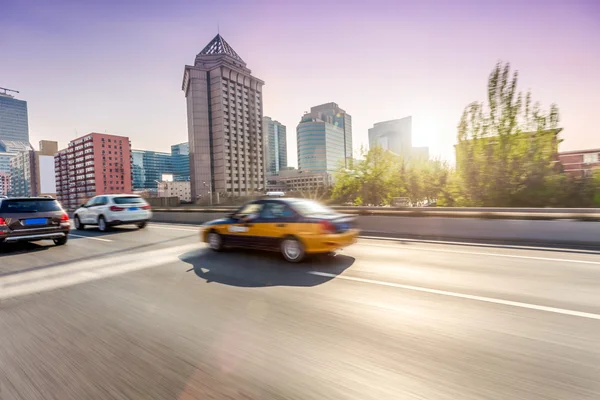 Araba yol üzerinde hareket bulanıklığı — Stok fotoğraf