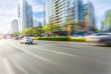 Araba yol üzerinde hareket bulanıklığı
