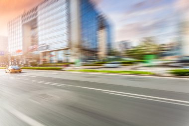 Araba yol üzerinde hareket bulanıklığı