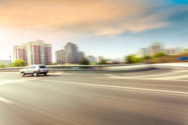 Araba yol üzerinde hareket bulanıklığı