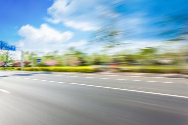 Araba yol üzerinde hareket bulanıklığı