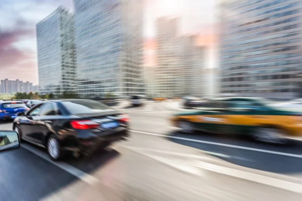 Araba yol üzerinde hareket bulanıklığı — Stok fotoğraf