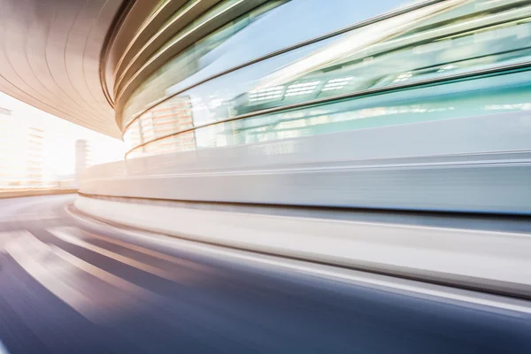 Auto fährt auf Straße im Hintergrund der Stadt, Bewegungsunschärfe — Stockfoto