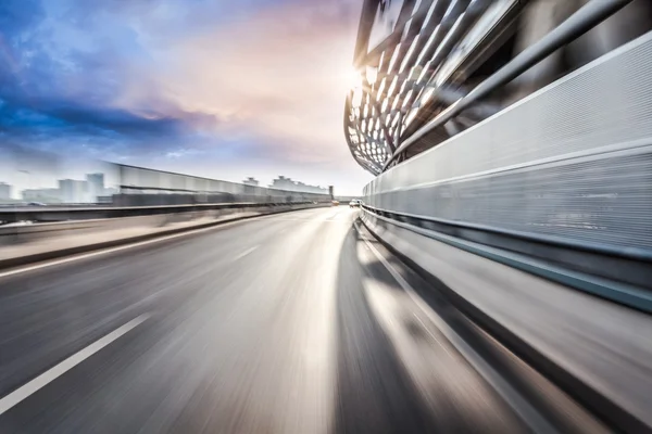 Bil som kör på väg i staden bakgrund, rörelse oskärpa — Stockfoto