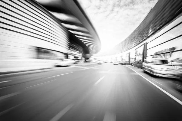 Carro dirigindo na estrada no fundo da cidade, borrão de movimento — Fotografia de Stock