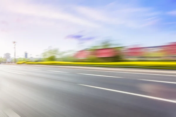 Carro dirigindo na estrada, borrão de movimento — Fotografia de Stock