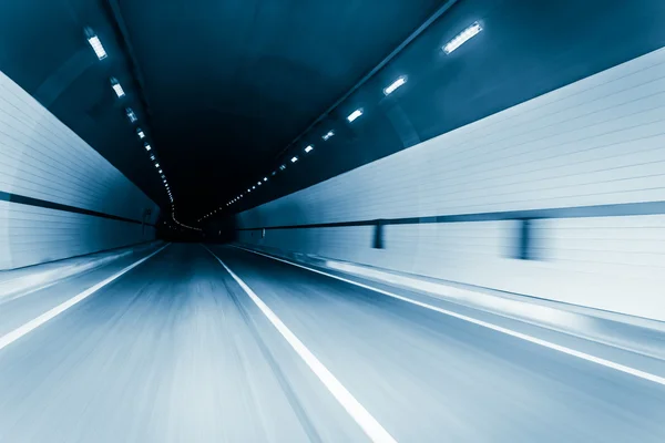 Blauwe kleur tunnel auto rijden bewegingsonscherpte — Stockfoto
