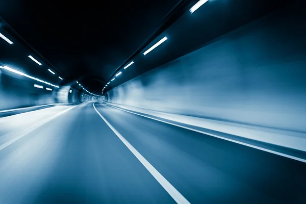 Blauwe kleur tunnel auto rijden bewegingsonscherpte — Stockfoto