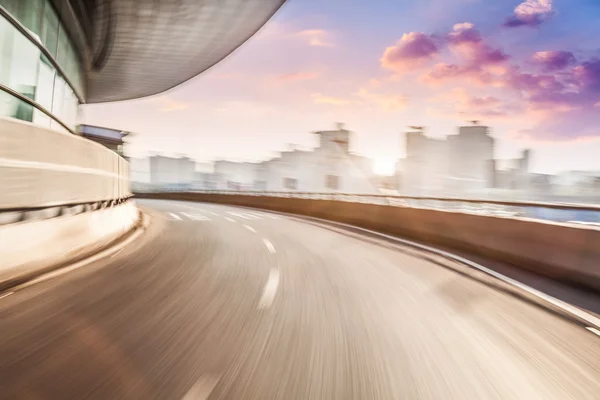 Mașină de conducere pe drum în fundal oraș, blur mișcare — Fotografie, imagine de stoc